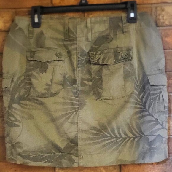 Cargo Skort in Camo-Style Tropical Design - Size 8 - Picture 3 of 7